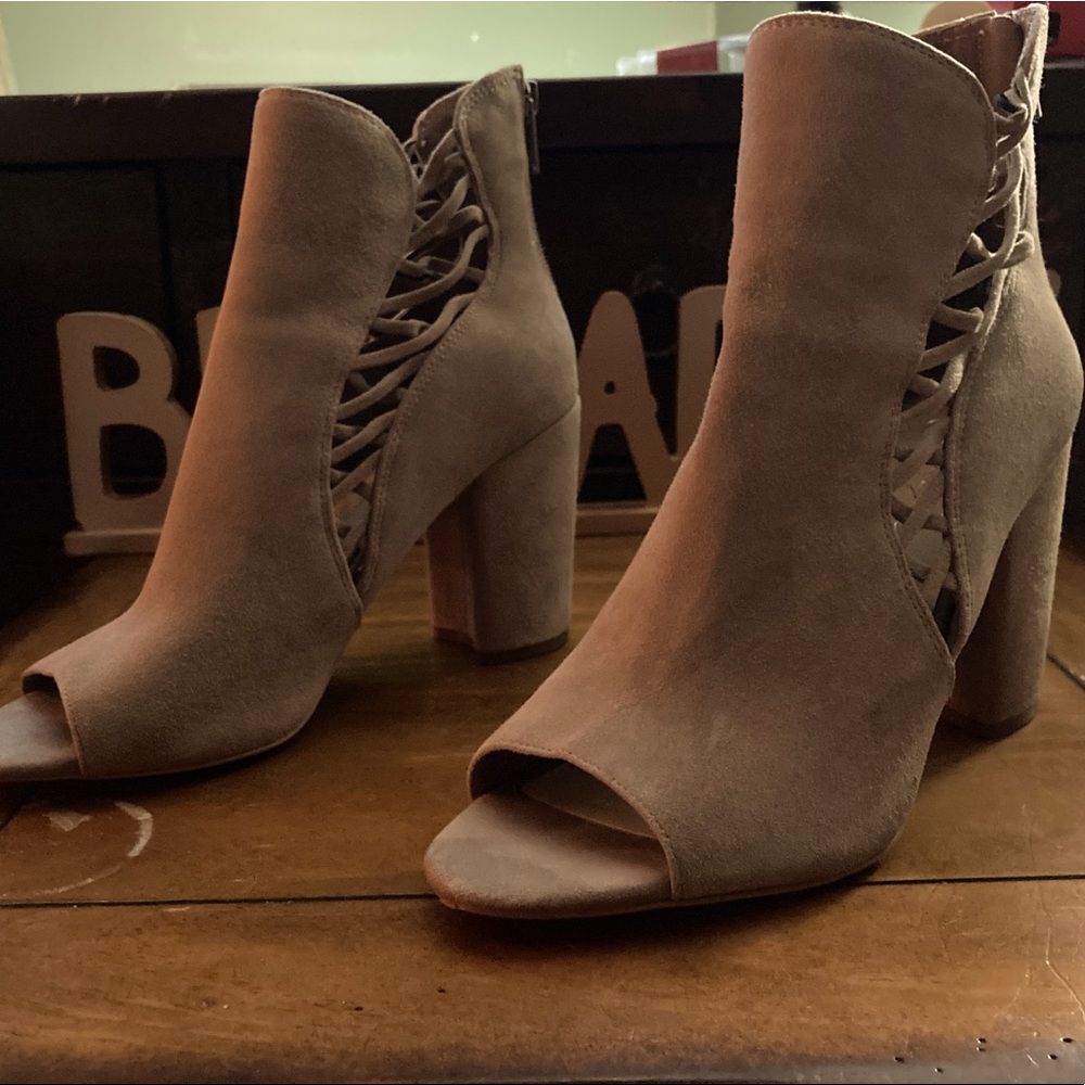 JESSICA SIMPSON CHUNKY HEEL LACE UP BOOTIE